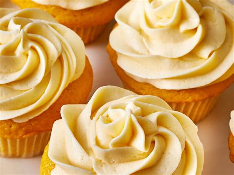 How to make perfect recipe for buttercream icing for cake decorating ...