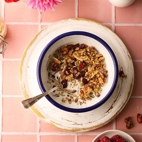 HOMEMADE SUGAR-FREE GRANOLA (VEGAN!) - Delciously Nikki
