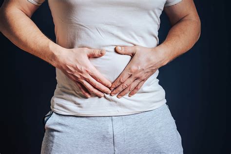 Dolor en el ombligo: causas y qué hacer - Muy Salud