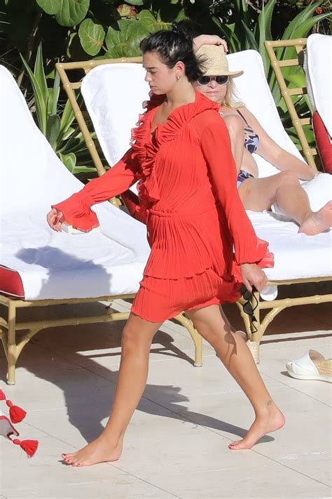 Dua Lipa Feet: Exploring Fan Talk And Her Take On WikiFeet