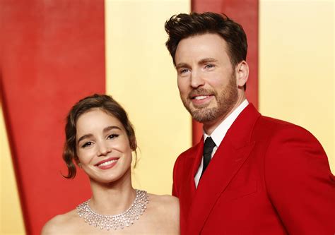 'Đội trưởng Mỹ' Chris Evans và vợ kém 16 tuổi đón con đầu lòng