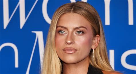 SI Swimsuit Bombshell Xandra Pohl’s Sizzling Tongue-Out Pose in Jaw-Dropping Ohio State Outfit ...