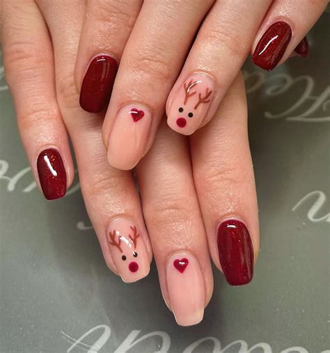 26 Simple Christmas Nails That Capture the Spirit of the Season | Xmas ...