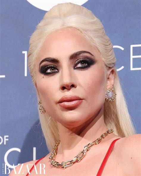 Lady Gaga mặc đầm corset Versace lên thảm đỏ House of Gucci