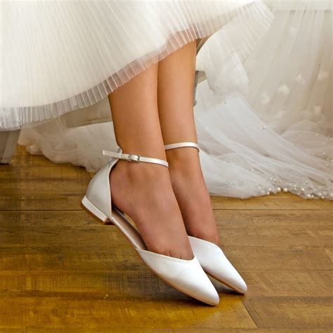 Flat wedding shoes with ankle strap | Honestweddingadvice.com