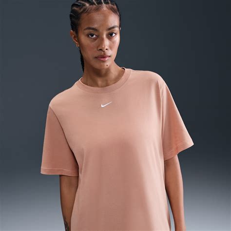 Pink Graphic T-Shirts. Nike JP