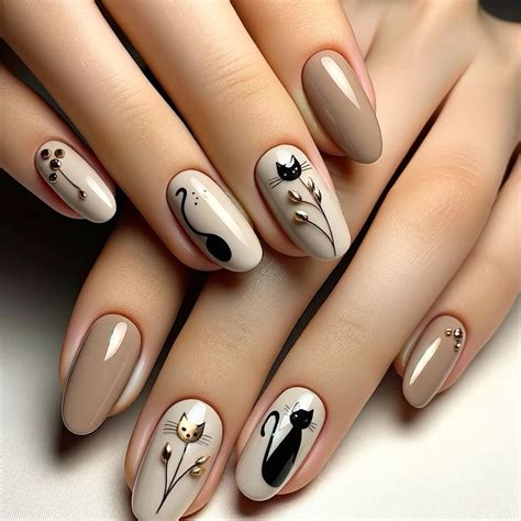 Minimalist cat nailart. Bejie color and black. Black cat nailart, 2025 ...