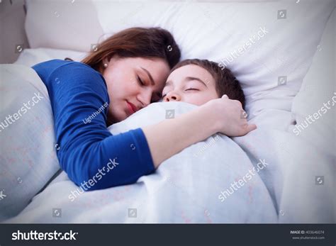 Mother son sleeping : 27 600 images, photos et images vectorielles de ...