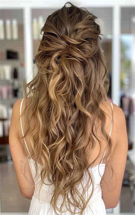 15 Elegant Formal Curly Hairstyles This 2024 - Kappers Magazine