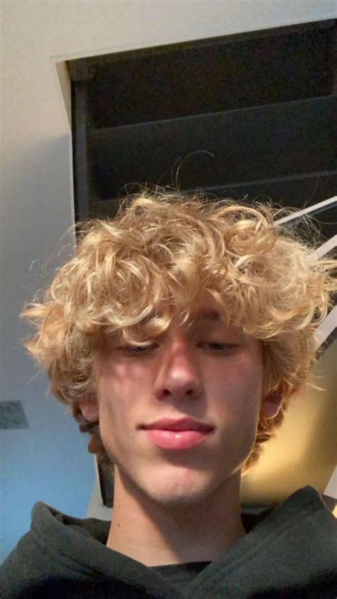 moderne Herrenfrisuren für lockiges Haar | Men blonde hair, Blonde hair ...