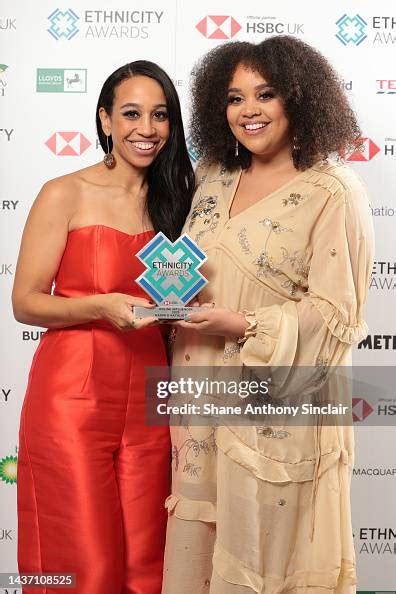 Naomi Evans and Natalie Evans pose with the Online influencer award ...