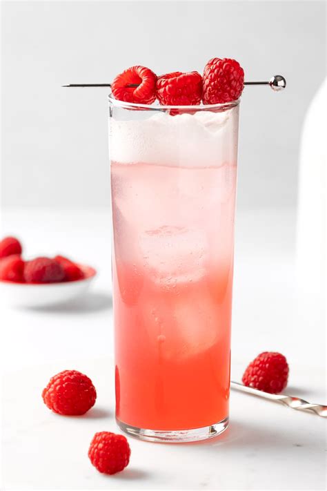 Raspberry Gin Fizz (the BEST Raspberry Gin Cocktail!)
