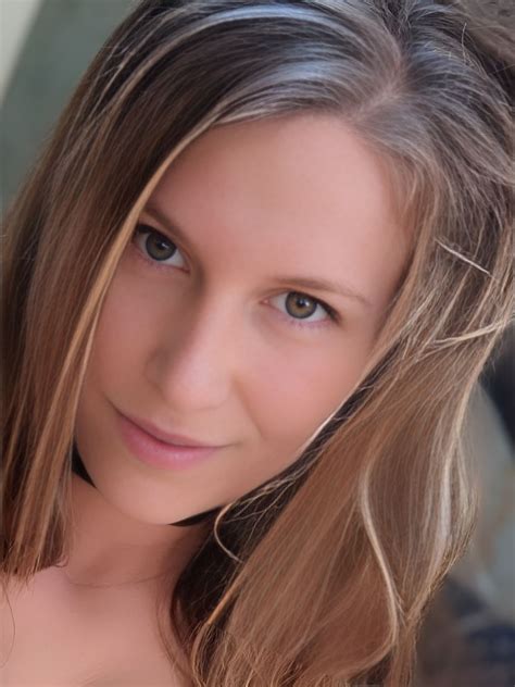 Xev Bellringer (Model) Wiki, Age, Height, Bio, Weight, Photos, Career ...