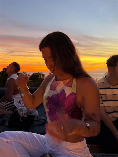 Rebecca Sanchez (@rebeccaschez) • Instagram photos and videos