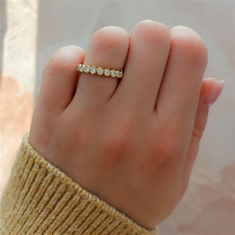 What Finger Does a Promise Ring Go On? | GoodStone