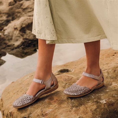 Footbed Sandals - earth® shoes