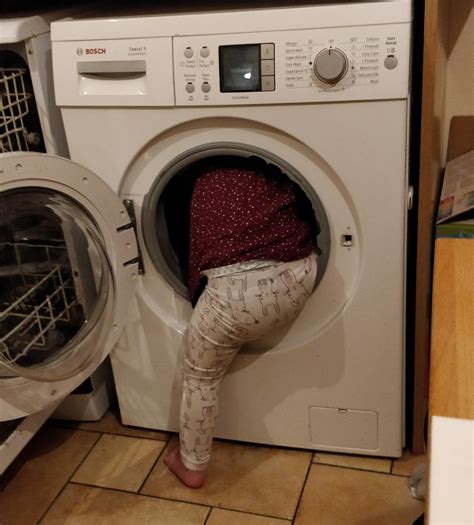 "Mummy, I'm stuck. Get me in the washing machine" : r/KidsAreFuckingStupid