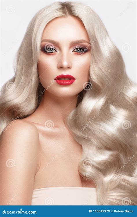 Mooi Blonde Op Een Hollywood-manier Met Krullen, Natuurlijke Make-up En ...