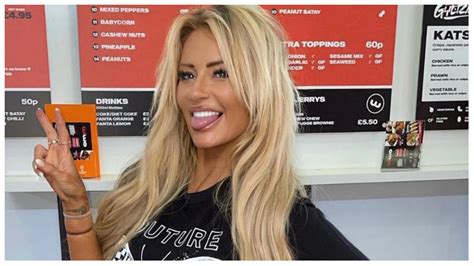 I have a small frame but big boobs - here's how I trained them to stay ...