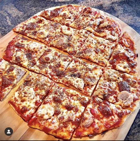 Chicago-y tavern style thin crust. Party cut. : Pizza