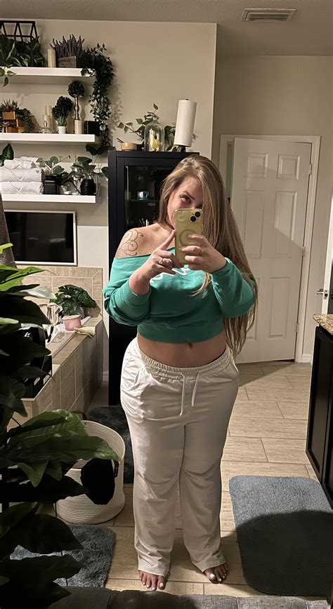 Curvy mom bod (f) I love showing off my curves : r/midsizewomen