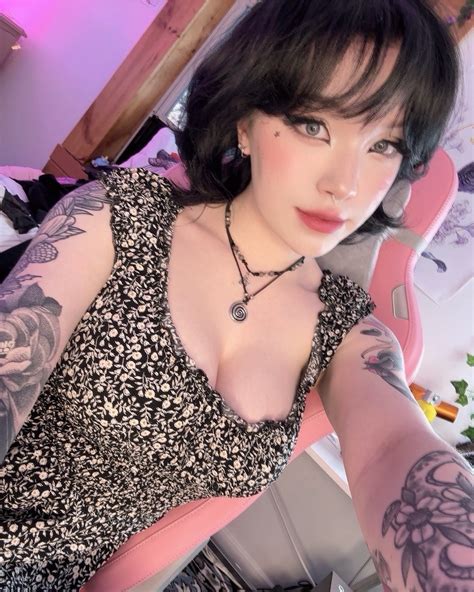 Nixxi | Pretend you don’t see all of the clothes I need to put away in the background.. | Instagram