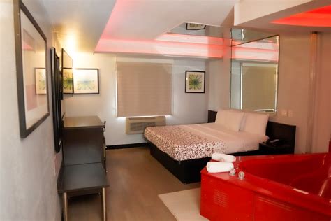 Hot Tub Room - Red - Pelham Garden Motel | Bronx NY