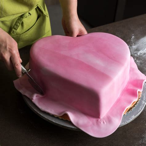 What Is Fondant Icing? (And How to Make It) -Insanely Good