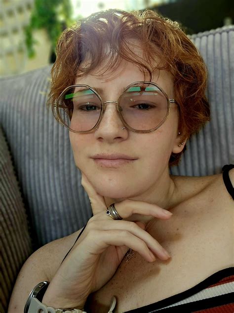 Bangs or no bangs which looks better? : r/shorthairedhotties