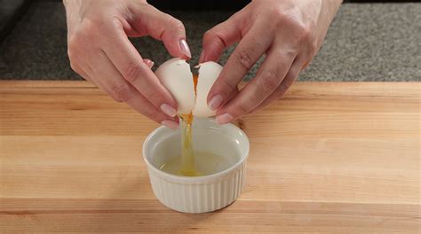 How to Crack an Egg - Eggs.ca