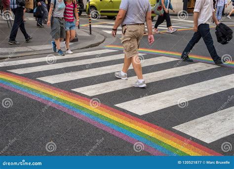 Paso De Peatones De La Bandera Del Orgullo Gay En El Pueblo Gay De París Con Cruzar De La Gente ...