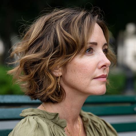 25 Short Wavy Hairstyles That Are Totally Trending for 2025 - Trendy ...