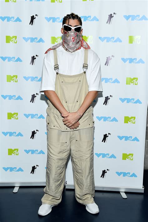 Bad Bunny kisses male dancer in MTV VMAs 2022 performance