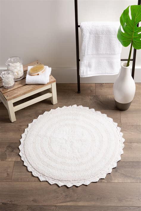 DII White Round Crochet Bath Mat | Circle bath rug, Round bath mats ...