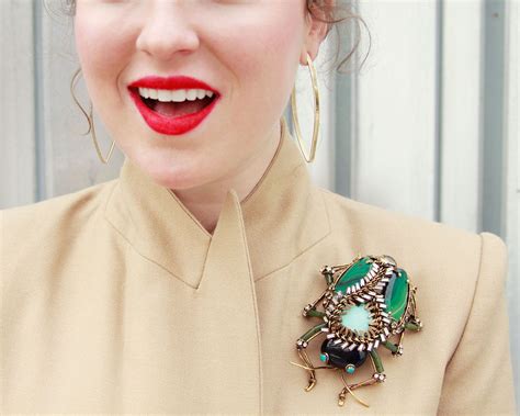 HOW TO WEAR A BROOCH / WAYS TO WEAR A BROOCH https://millennial-me.com ...