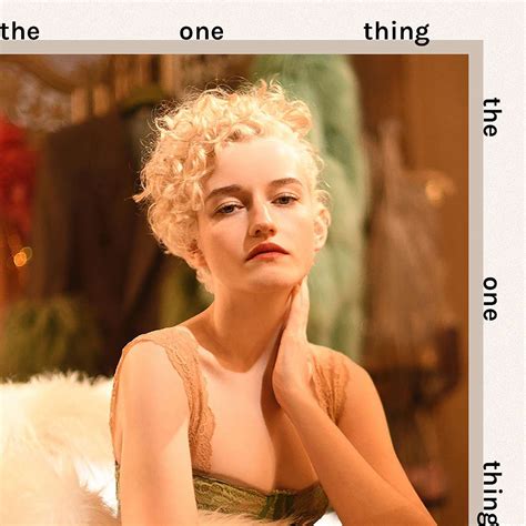 Julia Garner Cabelo Natural