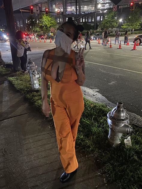 Does anyone else have under boob flap?? : r/bigboobproblems