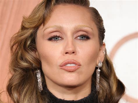 Miley Cyrus No Eyebrows Magazine