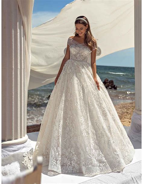 Princess cut wedding dress wrap-around bardot neckline | INVITADISIMA