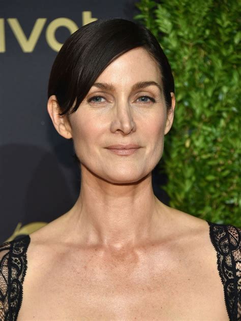 Carrie-Anne Moss bio, età, altezza, marito, bambini, Matrix 2026 | Solo ...