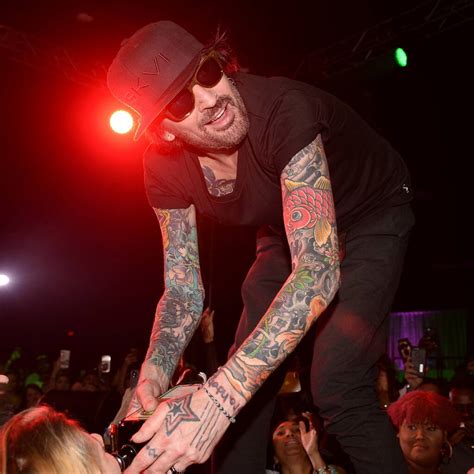 Tommy Lee explains why he posted full-frontal nude selfie – myTalk 107.1
