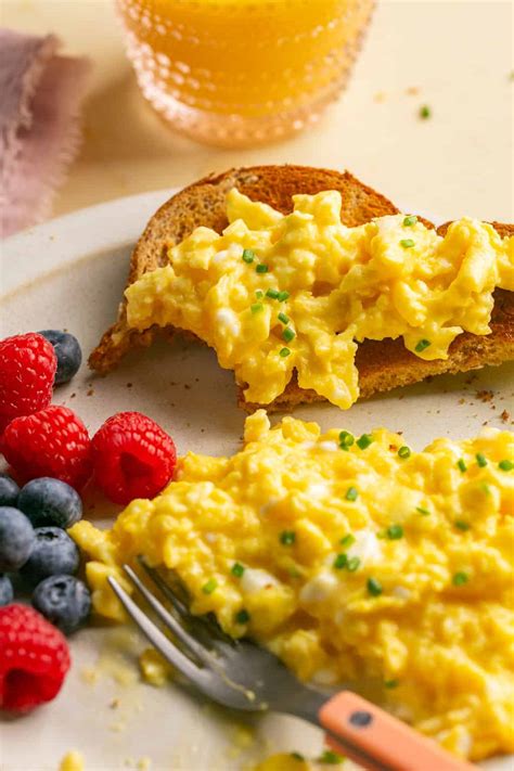 High Protein Scrambled Eggs With Cottage Cheese (10-Minutes) | Lauren ...