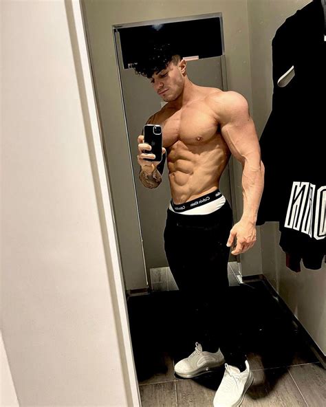 Gerardo Sacco : r/ClothedMuscle