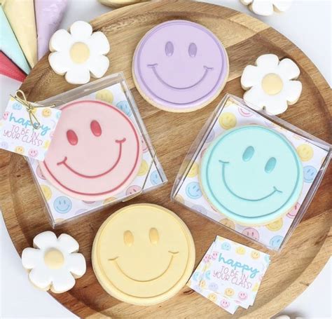 Pin by Rebecca Yarnik on Royal Icing Cookie Ideas | Sugar cookies ...