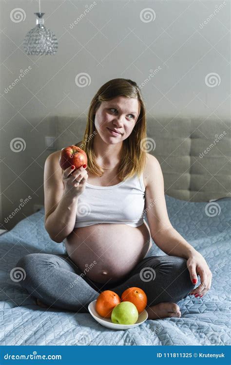 Pregnant Women Eating Apple Stock Image - Image of mother, beautiful: 111811325