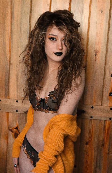 👑 Queen tofu : r/reactgirlsofYT