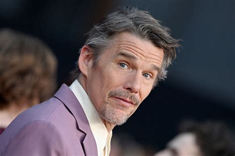 Ethan Hawke and Willem Dafoe 'get naked,' 'howl at the moon'