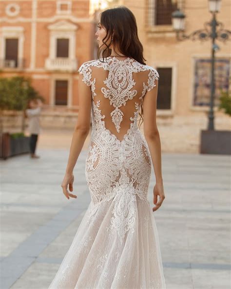 Backless Wedding Dresses: The 21 Bridal Gowns + Faqs