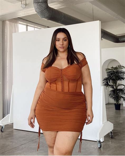 Пин от пользователя ALF на доске EricaLauren | Полные девушки, Платья, Женские позы