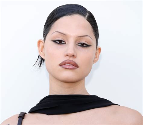 Skinny Eyebrows Are the Latest '90s Beauty Trend to Return - FASHION Magazine